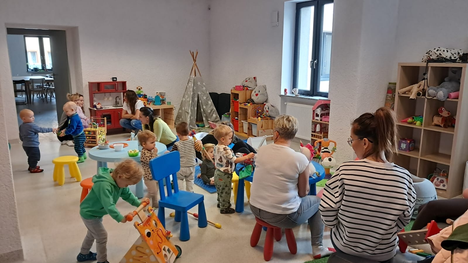 Dzieci bawią się wspólnie z opiekunami w sali Swarzędzkiego Klubu Rodziny.