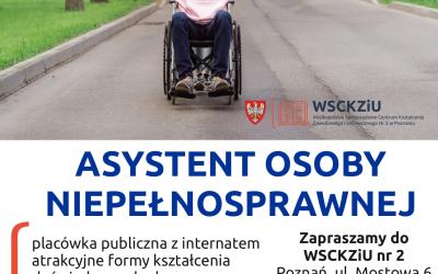 MÅody mÄÅ¼czyzna na wÃ³zku inwalidzkim z rozÅoÅ¼onymi ramionami, pchany przez uÅmiechniÄtÄ kobietÄ w parku. Plakat promujÄcy naukÄ na kierunku Asystent osoby niepeÅnosprawnej w WSCKZiU PoznaÅ.