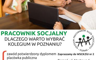 Rodzina z dzieÄmi podczas rozmowy z pracownikiem socjalnym przy stole. Plakat zachÄcajÄcy do nauki na kierunku Pracownik socjalny w WSCKZiU PoznaÅ.