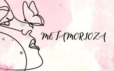 Grafika przedstawia szkic kobiety z prawego profilu, na której nosie usiadł motyl. Tło jest biało-różowe.