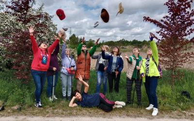 Grupa trekkingowa w Dolinie Cybiny. Wszystkie uczestniczki wyrzucają w górę swoje kapelusze i czapki.