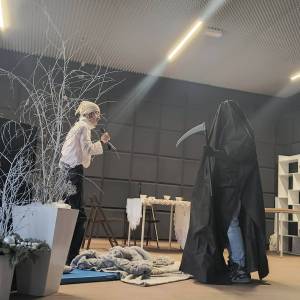 Spektakl Opowieść wigilijna. Na scenie uczniowie aktorzy przedstawiają jedną ze scen, w której do głównego bohatera przychodzi śmierć.