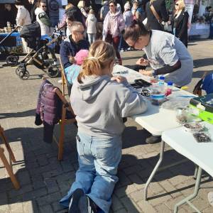 Festiwal Kół Gospodyń Wiejskich. Zdjęcie przedstawia stanowisko z koralikami.