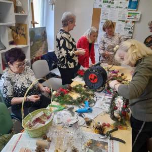 Seniorki własnoręcznie tworzą świąteczne stroiki