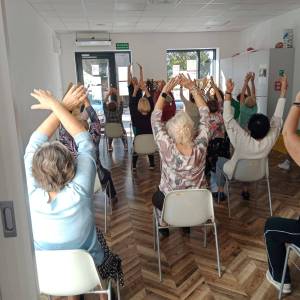 Seniorzy podczas wspólnych ćwiczeń fizycznych