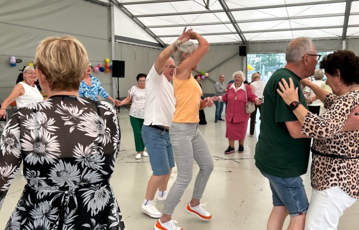 Zdjęcie przedstawia tańczące pary seniorów.