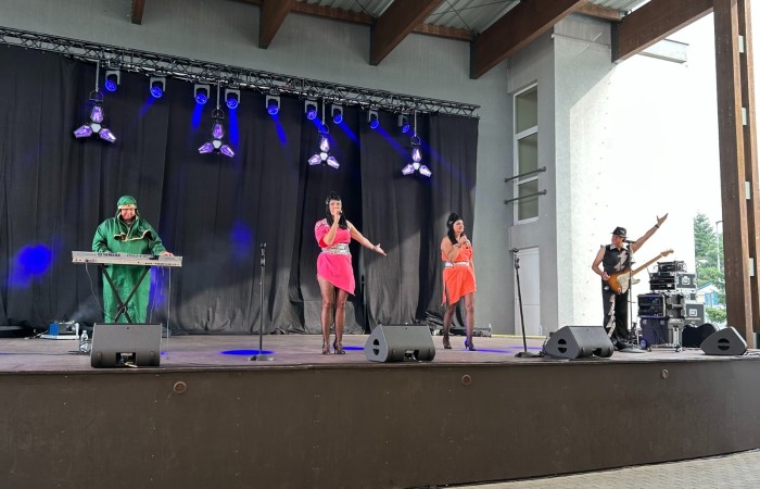 Scena nad jeziorem. Występ zespołu Boney M Show uświetniający Piknik Trzech Pokoleń. 
