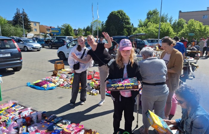 osoby podczas wyprzedazy