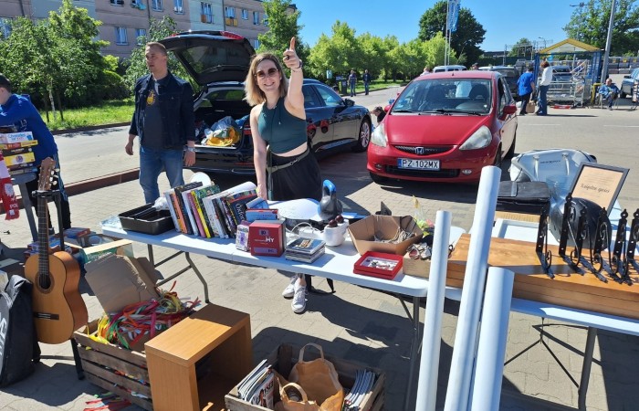 usmiechnieta osoba w tle, na pierwszym planie antyki do sprzedazy