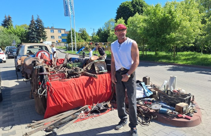 mezczyzna a w tle antyki