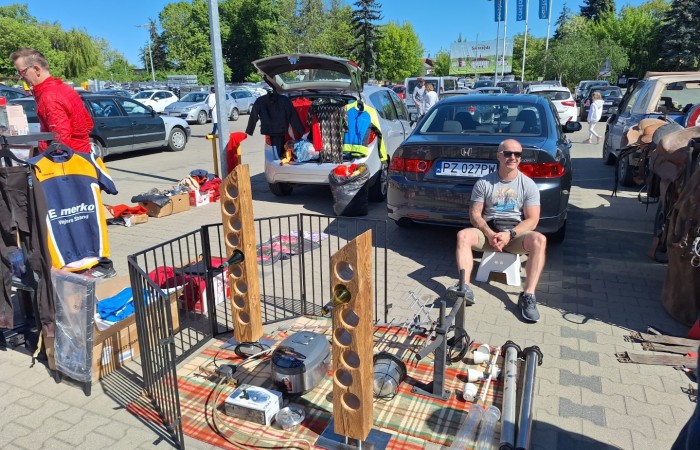 osoba z antykami na sprzedaż