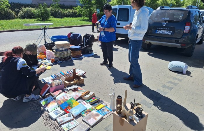 na ziemi leżą płyty na sprzedaż